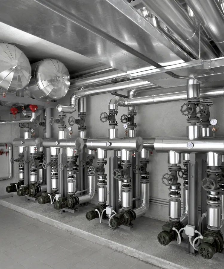 室内の配管が入り乱れた光景