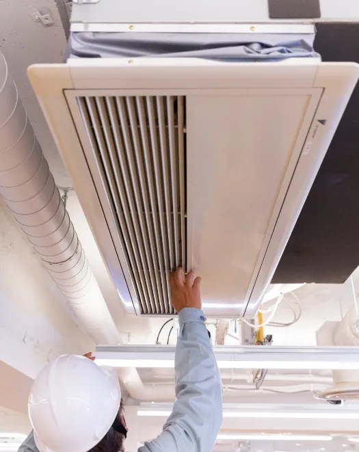 エアコンの修理を行う作業員