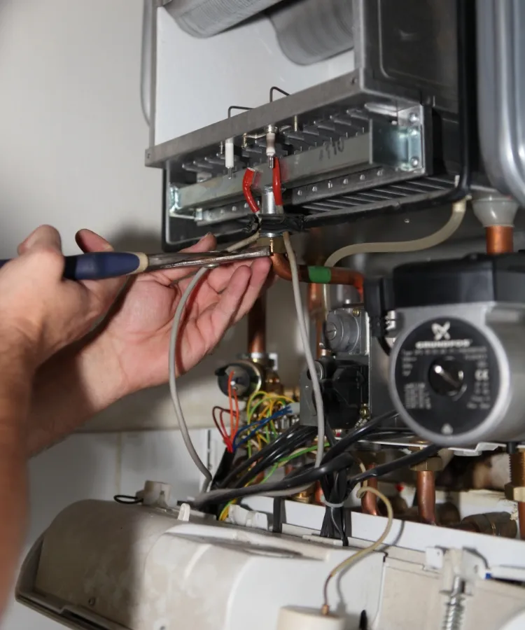 配線の修理を行う作業員