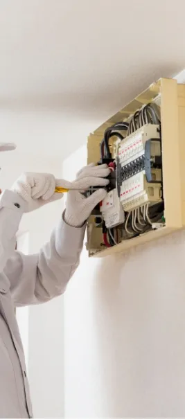 配電盤の修理する作業員